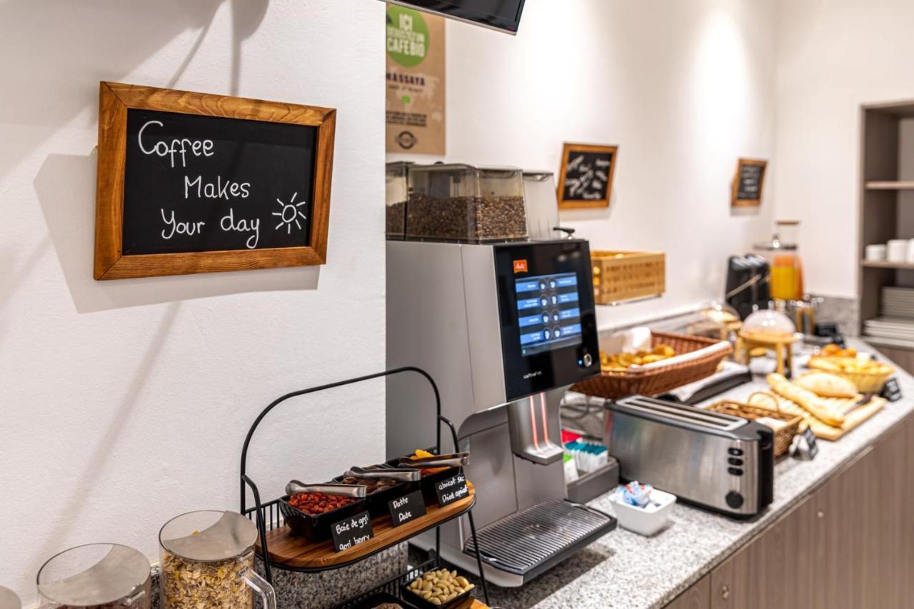 Fraser Suites Paris La Defense Courbevoie Kültér fotó A coffee machine