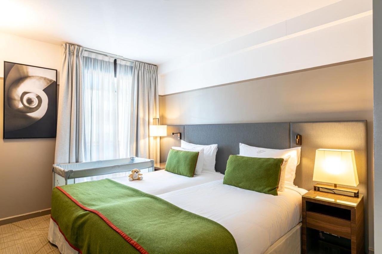 Fraser Suites Paris La Defense Courbevoie Kültér fotó A typical room at the hotel
