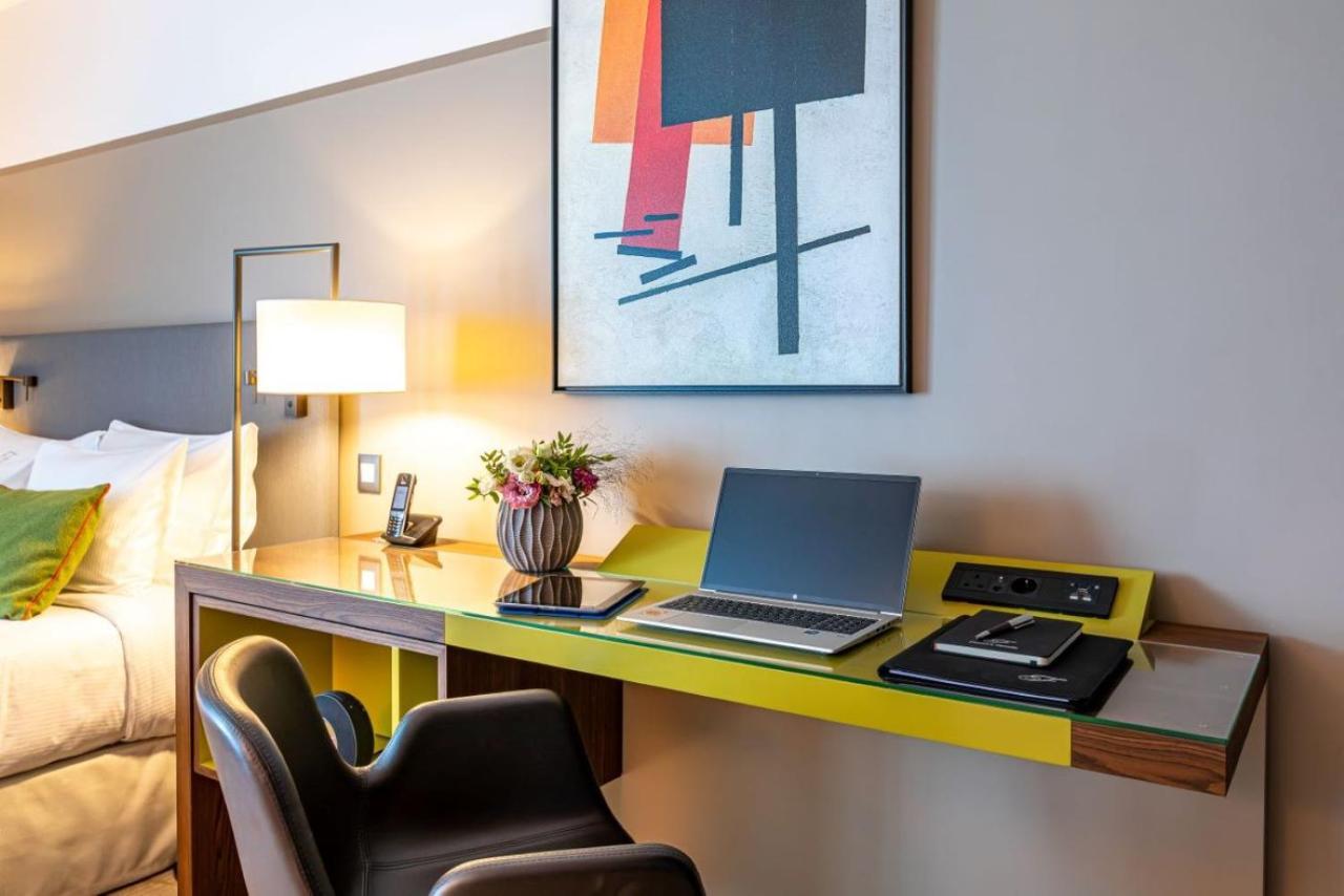 Fraser Suites Paris La Defense Courbevoie Kültér fotó A work desk in a hotel room