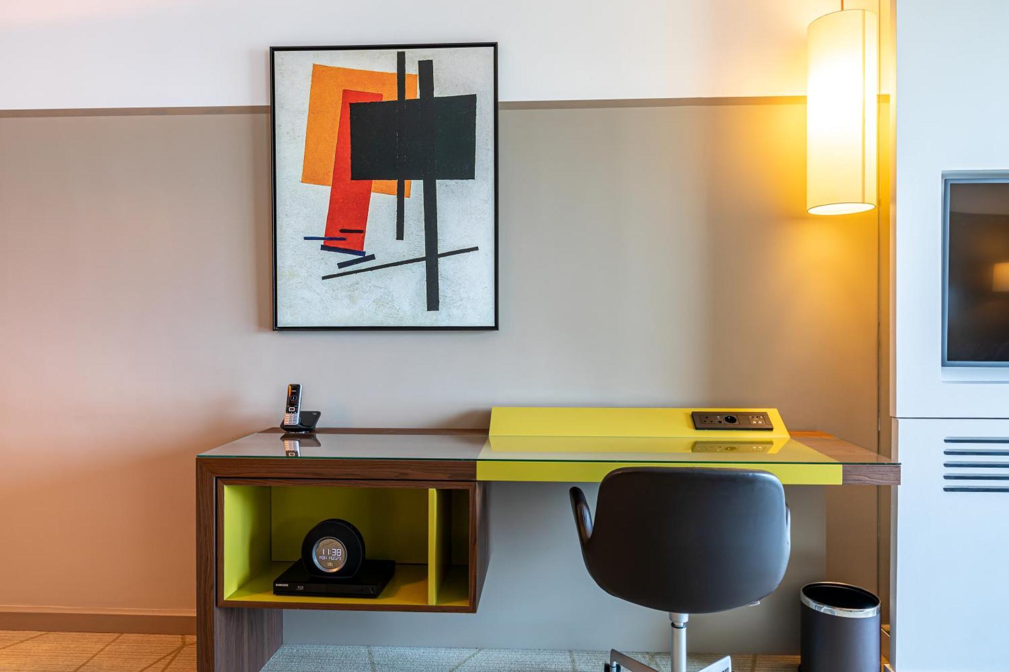 Fraser Suites Paris La Defense Courbevoie Kültér fotó A work desk in a hotel room