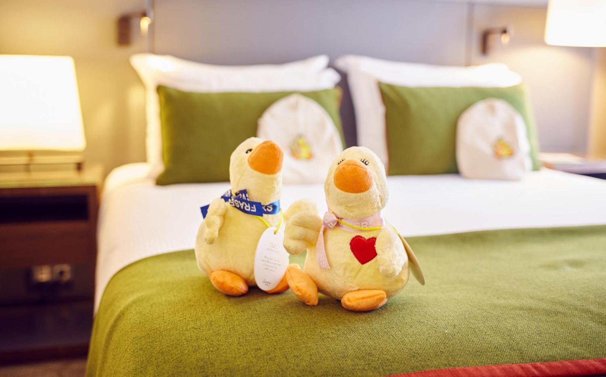 Fraser Suites Paris La Defense Courbevoie Kültér fotó The hotel's mascot, the duck