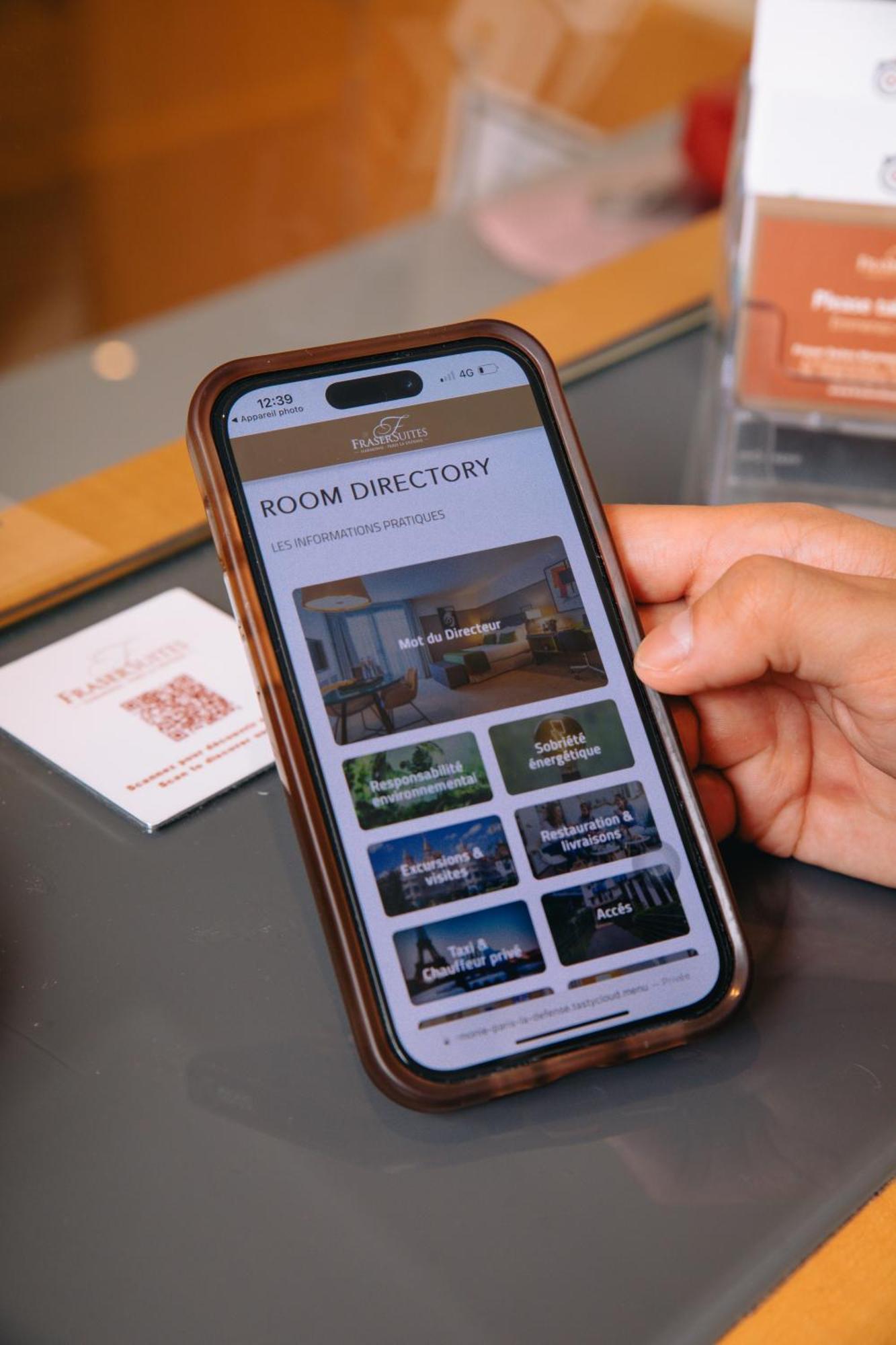 Fraser Suites Paris La Defense Courbevoie Kültér fotó A hotel room directory app