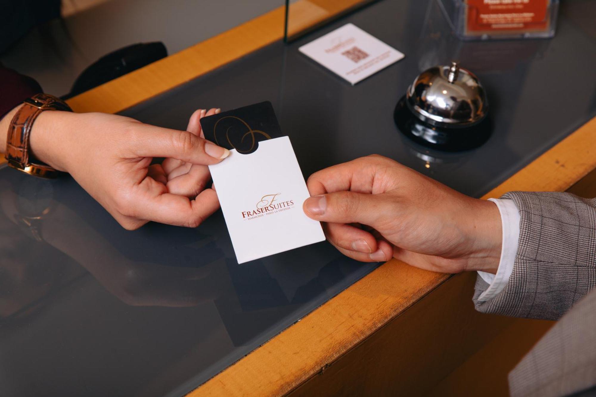 Fraser Suites Paris La Defense Courbevoie Kültér fotó A hotel key card