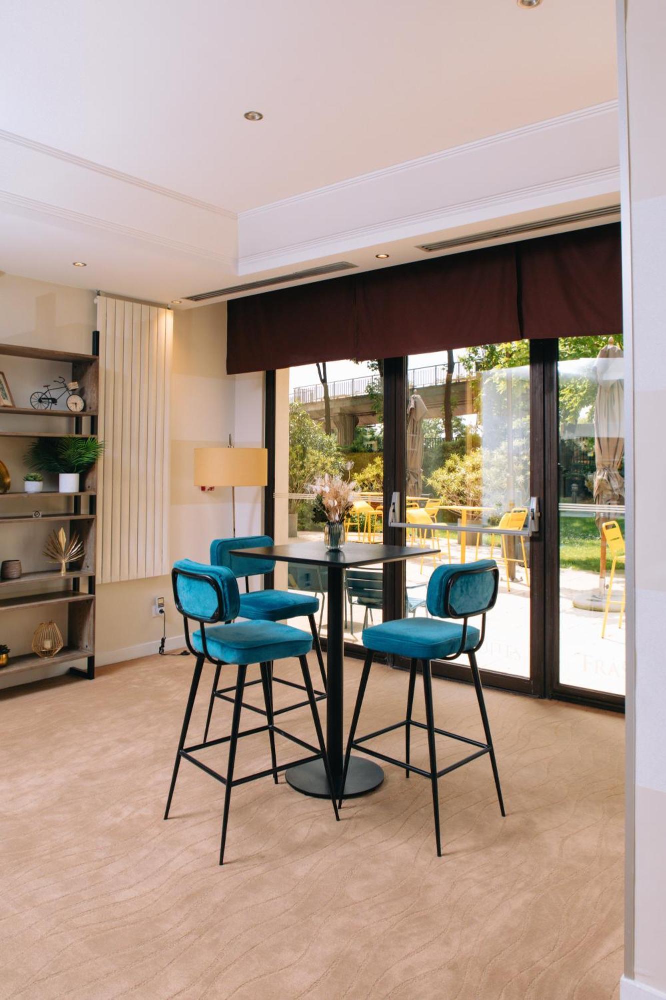 Fraser Suites Paris La Defense Courbevoie Kültér fotó A Roman blind