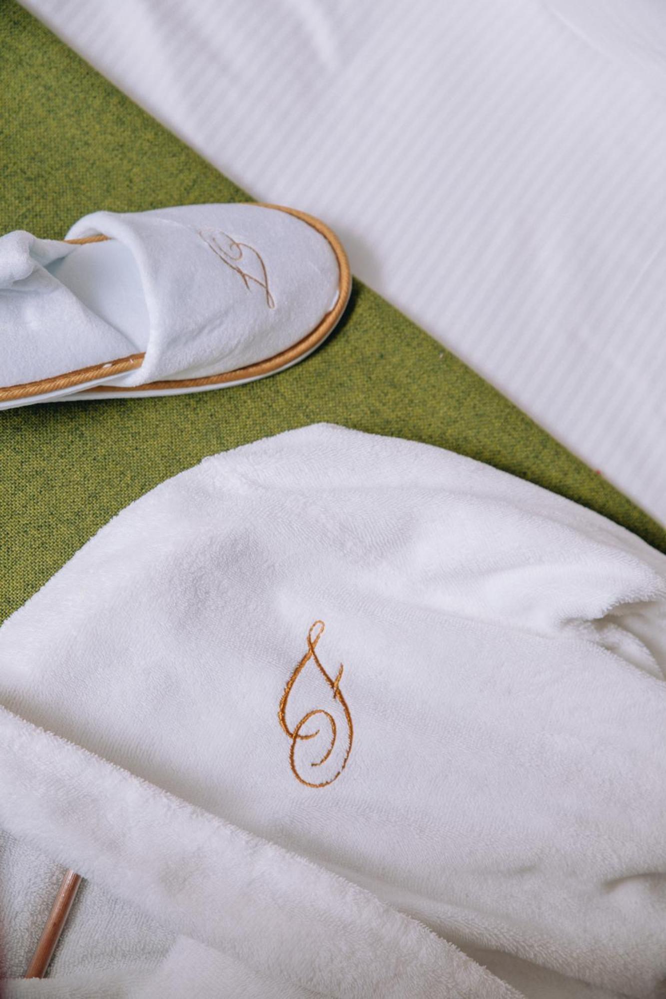 Fraser Suites Paris La Defense Courbevoie Kültér fotó A detail of the embroidered shirt worn by the winner of the 2011 Tour de France.