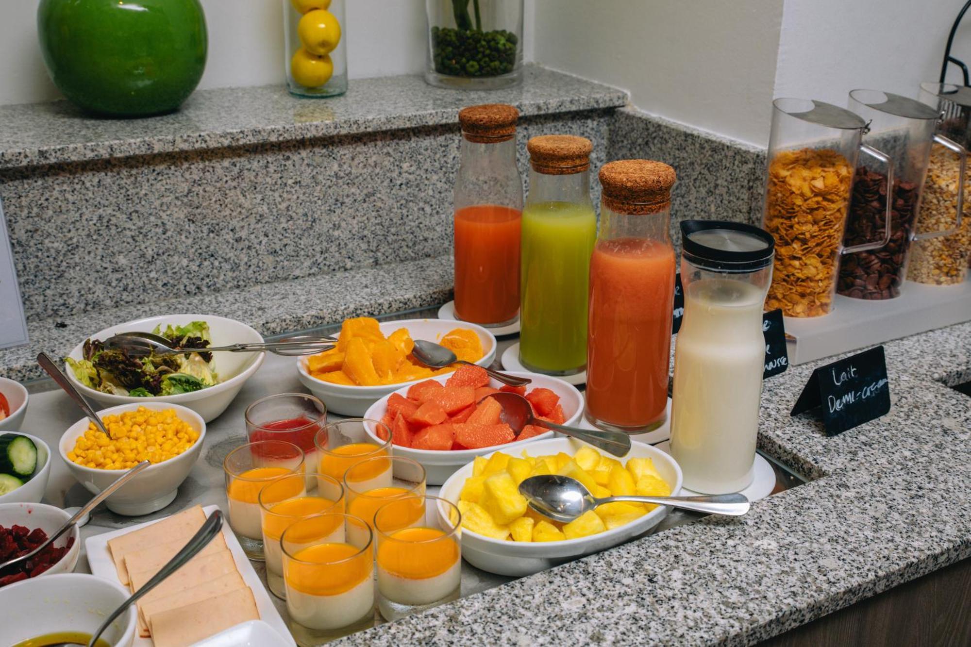 Fraser Suites Paris La Defense Courbevoie Kültér fotó A selection of fruit and juice at a buffet