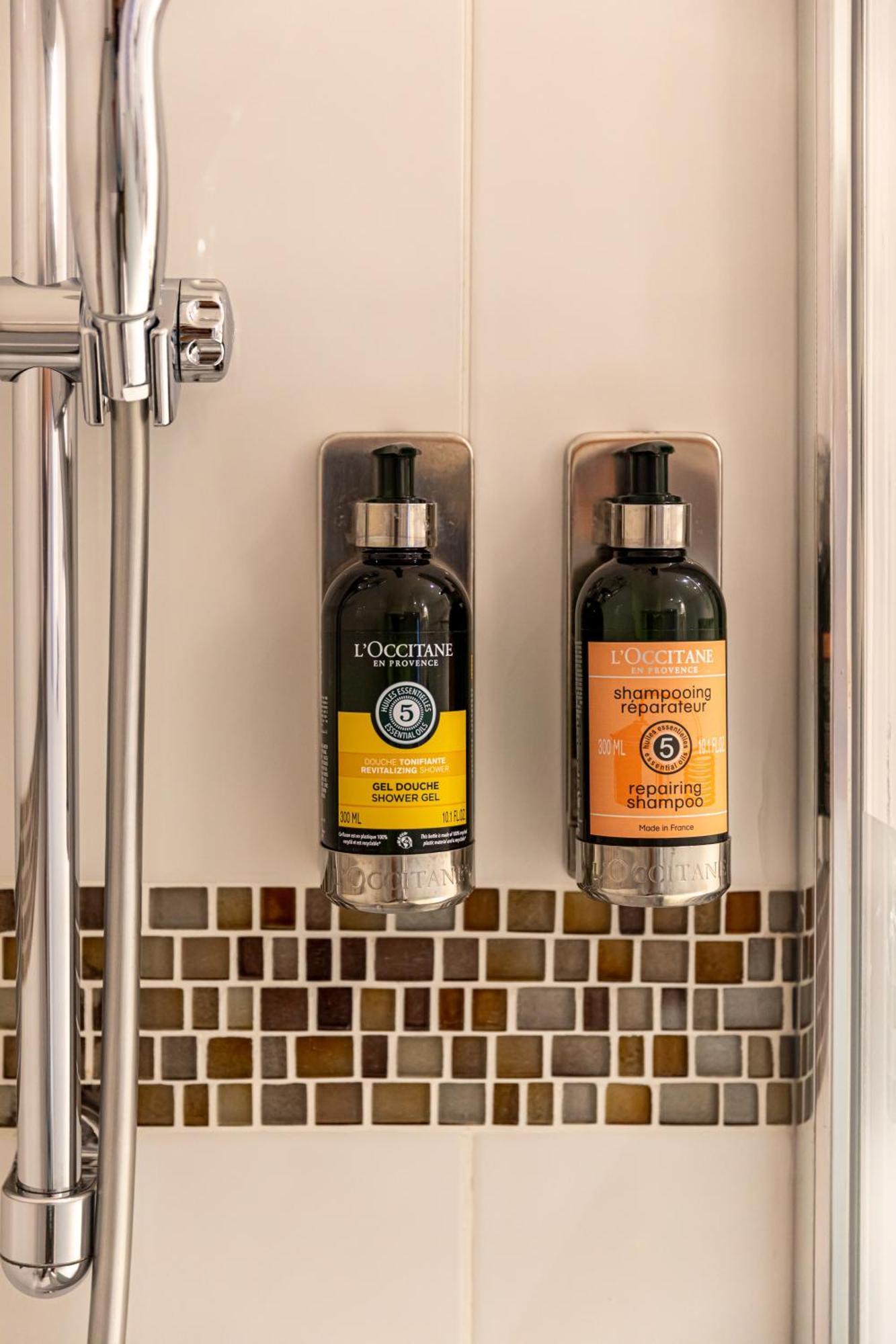 Fraser Suites Paris La Defense Courbevoie Kültér fotó Shower gel and shampoo