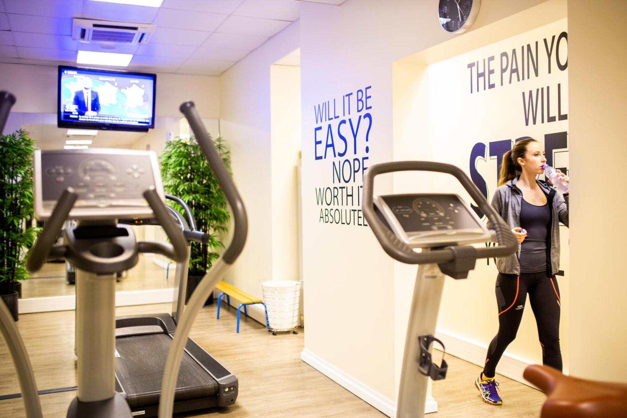 Fraser Suites Paris La Defense Courbevoie Kültér fotó The gym at the London Bridge campus