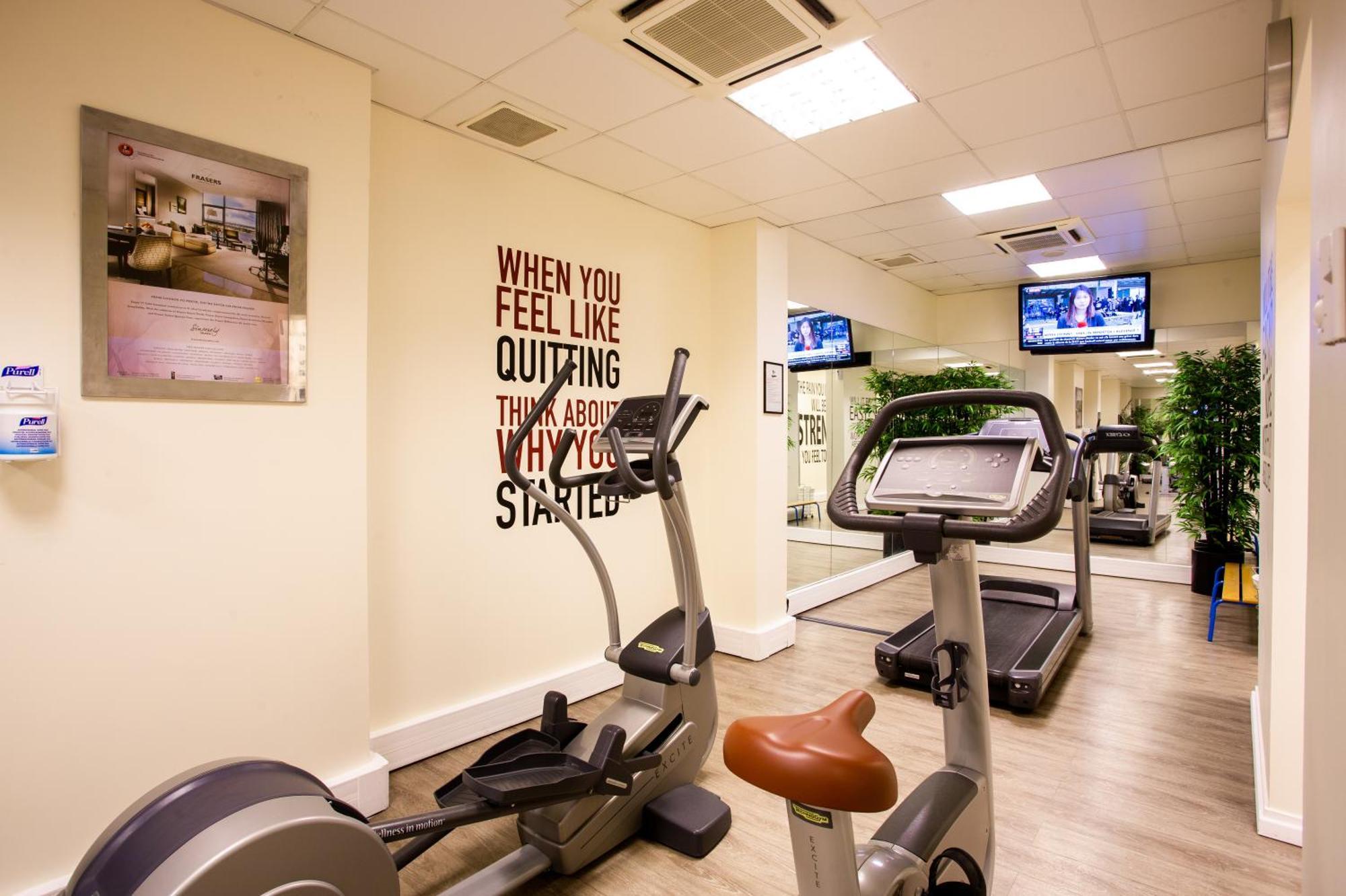 Fraser Suites Paris La Defense Courbevoie Kültér fotó The gym at the hotel
