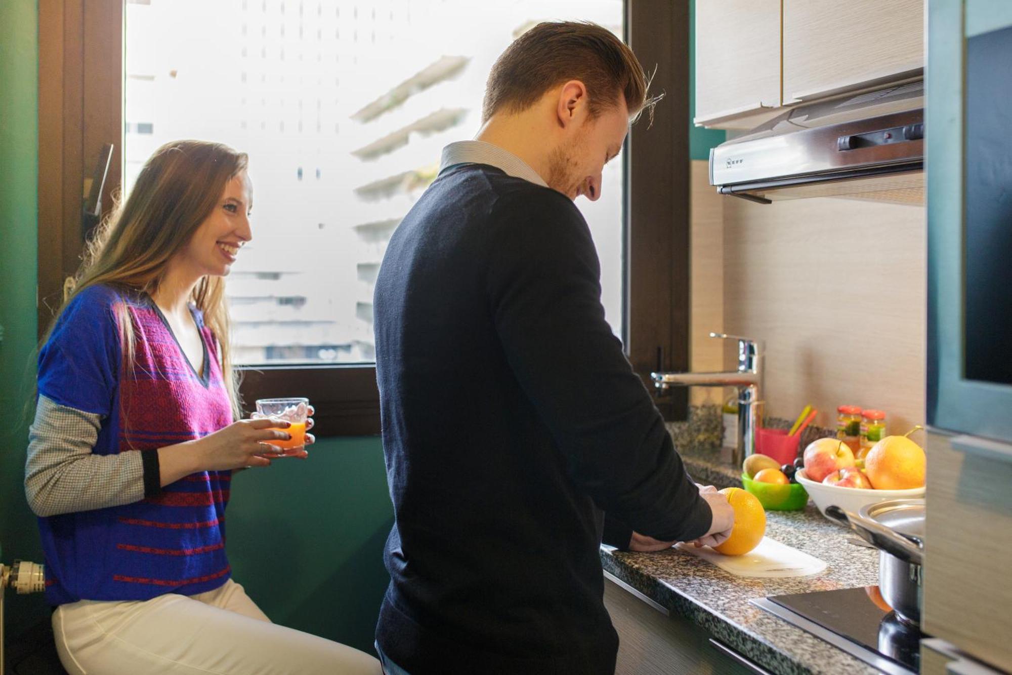 Fraser Suites Paris La Defense Courbevoie Kültér fotó A couple cooking together